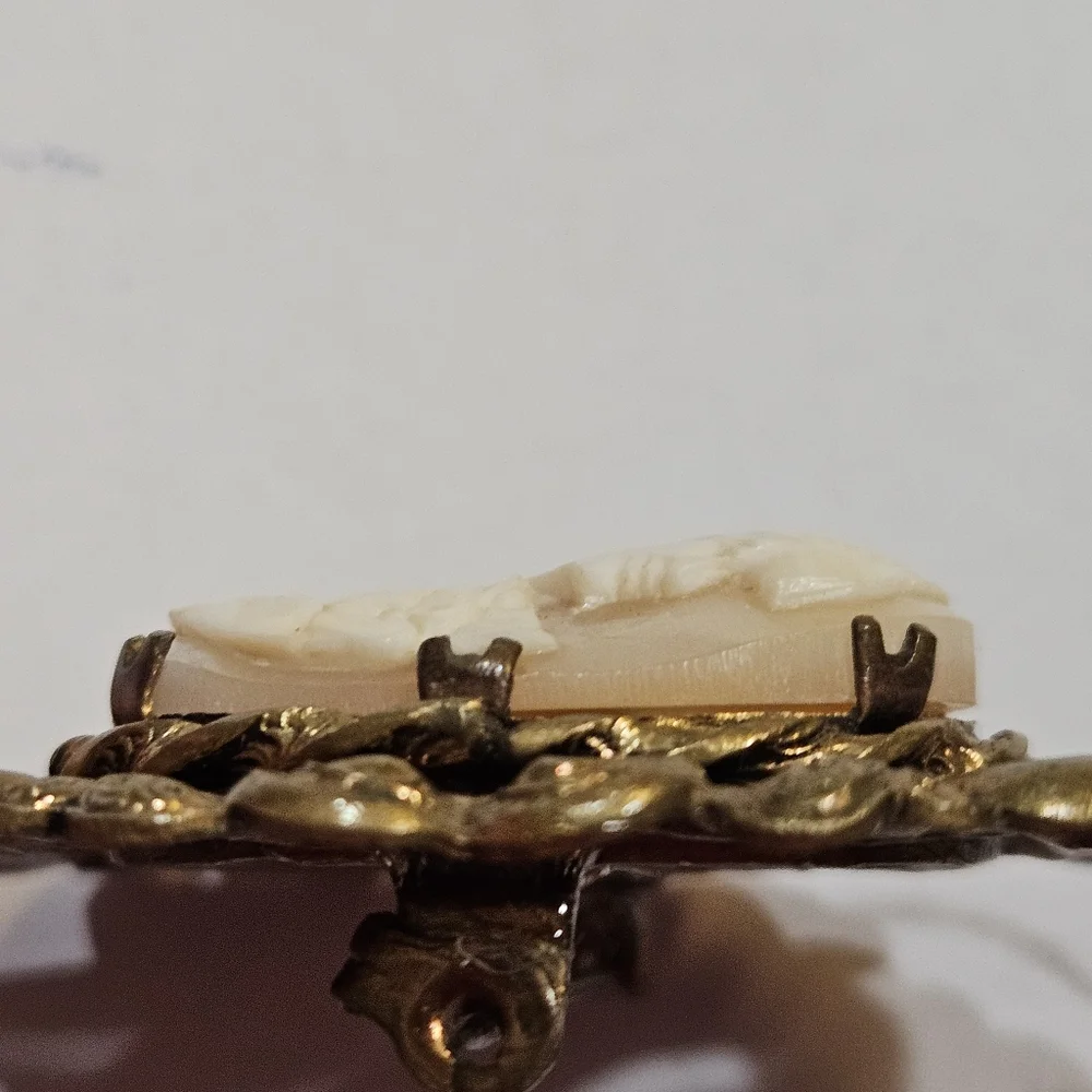 Vtg/Antique Hand Carved Genuine Shell Cameo Brooch